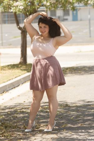 Carolina Munoz Cute and Curvy Zishy