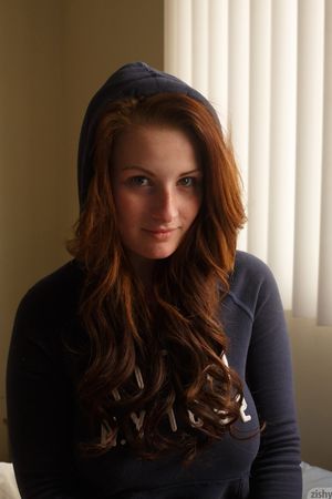 Emmy Sinclair Bottomless In Bed Zishy