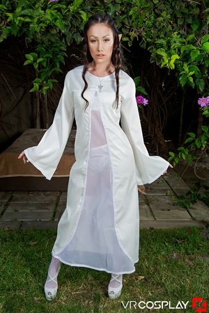 Jennifer White LOTR VR Cosplay X