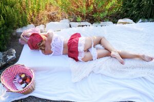 Marta Gromova in Zyzle Fille at Rylsky Art