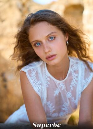 Amelie Lou In Greek Goddess On Superbe