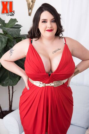 Nagini in 38G Cup Nagini Keeps Her Date Waiting While She Masturbates at XL Girls