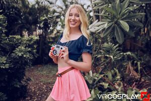 Kallie Taylor in Stardew Valley Haley on VR Cosplay X