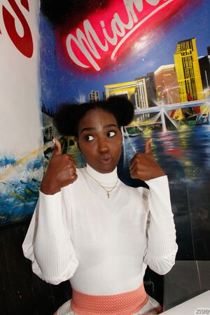 Kelsey Jones in Miami Pies at Zishy