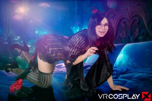 Liz Jordan in Bayonetta Origins at VR Cosplay X