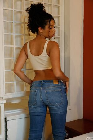 Valery Ponce in Damas R Drama at Zishy