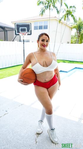Nia Bleu in The Thickest Basketball Star at The Real Workout