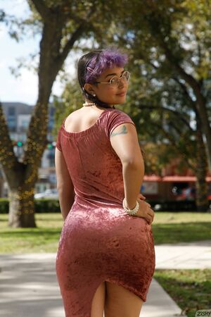 Bubble Butt Venus in Holiday Cake at Zishy