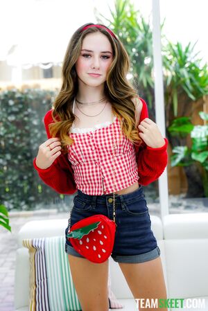 Daisy Fox in A Foxy Little Newcomer – Meet Daisy! at She’s New