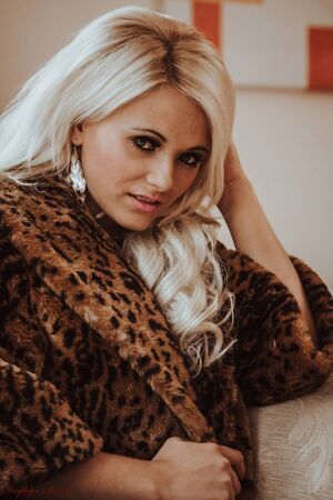 Emma Lou in Modern Chic at Hayleys Secrets