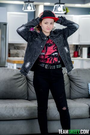 Red Eviee in Footjob Titjob Hell Yeah My Little Stepsis Wants to Be a Rocker at Tomboyz