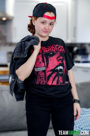 Red Eviee in Footjob Titjob Hell Yeah My Little Stepsis Wants to Be a Rocker at Tomboyz