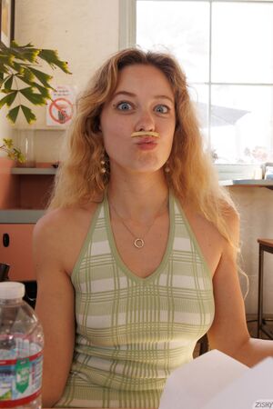 River Lynn in The Sunny Grill at Zishy