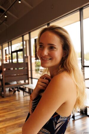 Athena Fleurs Breakfast Flasher Zishy