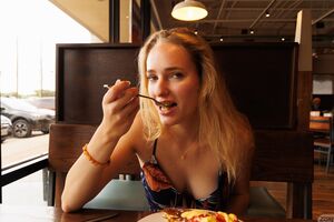 Athena Fleurs Breakfast Flasher Zishy