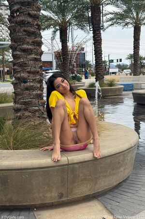 Monica Spreading View Pussy FTV