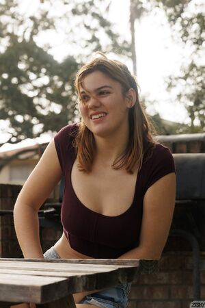 Ellie Nova Barefoot Booty Zishy