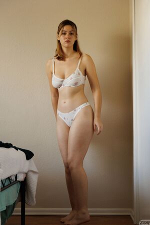 Ellie Nova Barefoot Booty Zishy