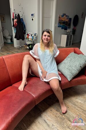 Dez Hansen Couch Spreads Girlfriend