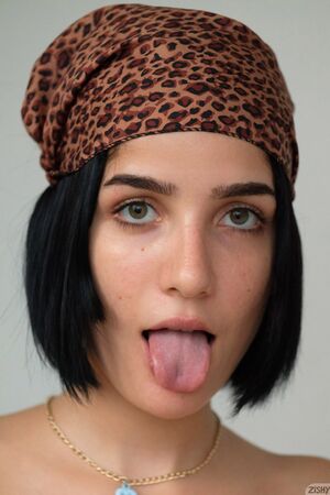 Queti Revello Brace Face Sexy Zishy