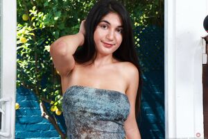 Zarina Noir ATK Galleria Pulls Down Her Top