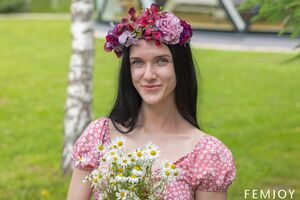 Posy Femjoy In The Field