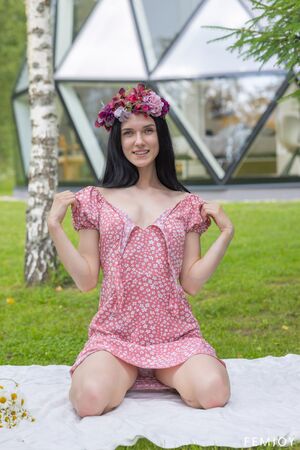 Posy Femjoy In The Field