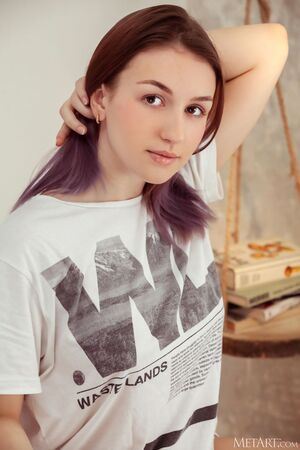 Isabele With A Book Met Art