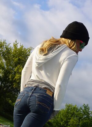 Meet Madden Cooler Sunshine Flashing Blonde