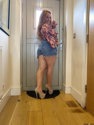 Amber Leah Home Alone Nothing But Curves