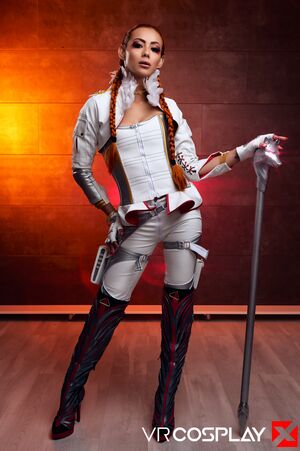 Veronica Leal in Apex Legends Loba at VR Cosplay X
