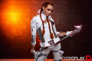 Veronica Leal in Apex Legends Loba at VR Cosplay X