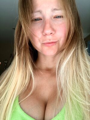 Sexy Pattycake in Seductive Selfies