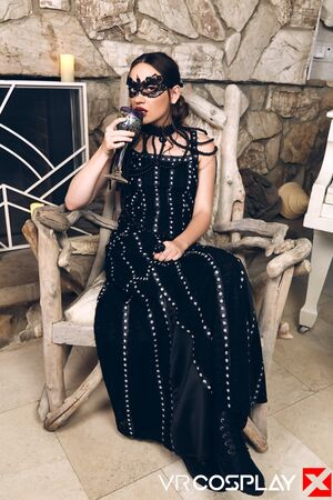 Sera Ryder in The Witcher Yennefer at VR Cosplay X