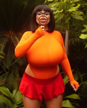 Demmy Blaze in Velma Cosplay
