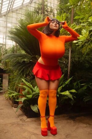 Demmy Blaze in Velma Cosplay