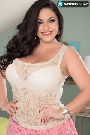 Juliana Simms in Voluptuous Covergirl at Scoreland