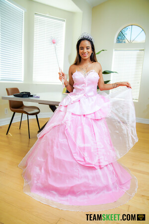 Laura Bentley and Isabella Jules Brat Tamer