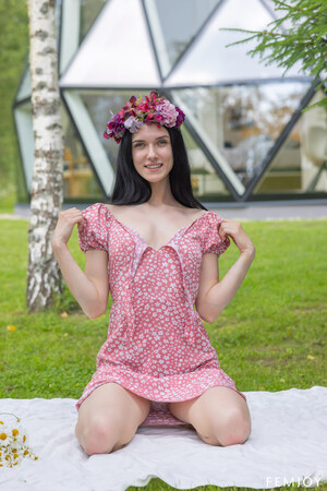 Posy Femjoy In The Field
