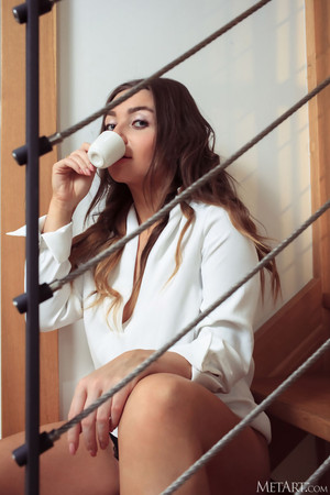 Gemma Dom Presenting Met Art