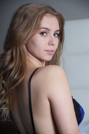 Dina Divine Presenting Dina Divine Met Art