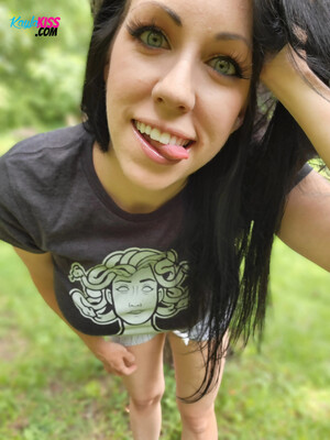 Kayla Kiss Naked Neighbor