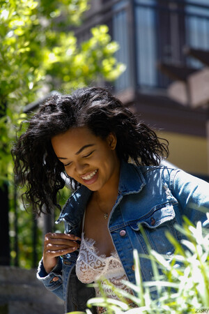 Dee Richards in Atlanta Is Cold at Zishy