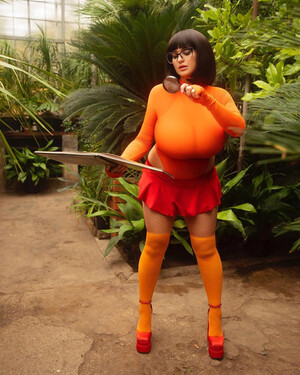 Demmy Blaze in Velma Cosplay